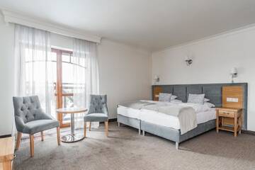 Фото номера Двухместный номер Делюкс с 1 кроватью и балконом Отель Hotel Kahlberg г. Крыница-Морска 4