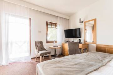 Фото номера Двухместный номер с 1 кроватью и балконом Отель Hotel Kahlberg г. Крыница-Морска 2