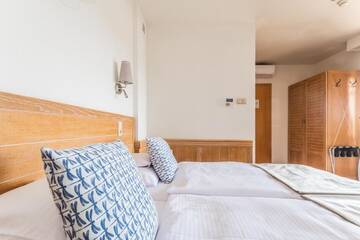 Фото номера Двухместный номер с 1 кроватью и балконом Отель Hotel Kahlberg г. Крыница-Морска 5