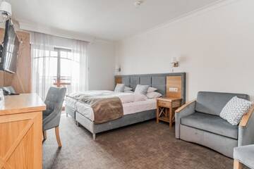 Фото номера Двухместный номер Делюкс с 1 кроватью и балконом Отель Hotel Kahlberg г. Крыница-Морска 2